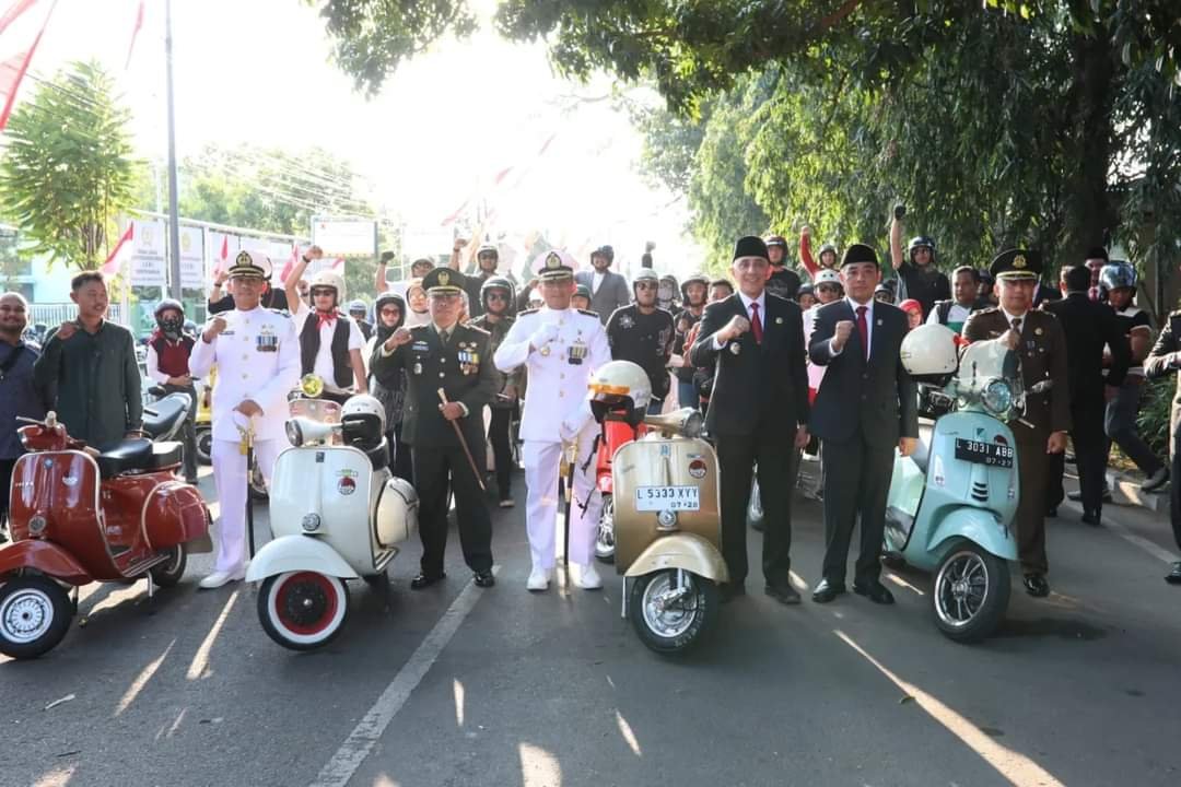 (Pj) Bupati Bangkalan Dr. Arief M. Edie, M.Si Bersama Jajaran Forkopimda Bangkalan Menyempatkan Berkendara Bersama Puluhan Rider dari Motor Custom, Scuba dan Motor Classic Bangkalan Menuju Lokasi Pelaksanaan Upacara. 