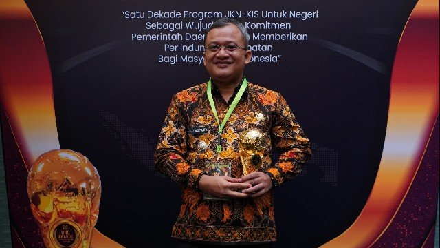 Pj Bupati Sampang Rudi Arifiyanto, S.Sos. MA, MSE Mewakili Pemkab Sampang Menerima Universal Health Coverage Award