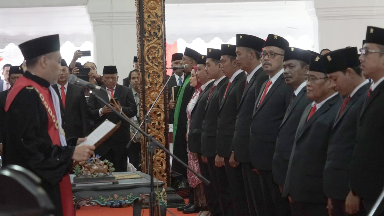 Sebanyak 50 anggota Dewan Perwakilan Rakyat Daerah (DPRD) Kabupaten Sumenep Terpilih Hasil Pemilihan Umum (Pemilu) 2024, Resmi Dilantik dalam Sidang Paripurna Istimewa DPRD, di Pendopo Agung Keraton Sumenep