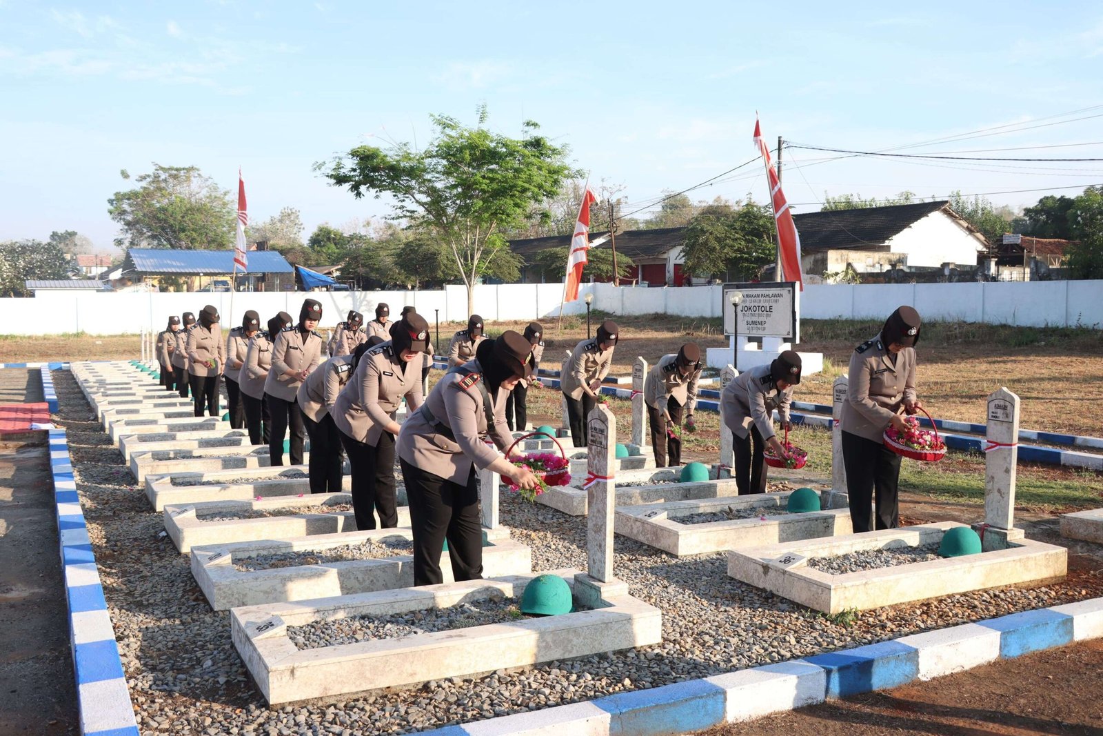 Dalam Rangka Memperingati Hari Ulang Tahun (HUT) ke-76 Polwan 2024, Seluruh Polwan Polres Sumenep, Madura Jawa Timur, Ziarah ke Taman Makam Pahlawan