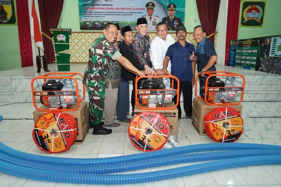 Kementerian Pertanian (Kementan) Republik Indonesia  Menyalurkan Bantuan Berupa Pompa Air Kepada 200 Kelompok Tani di Bangkalan