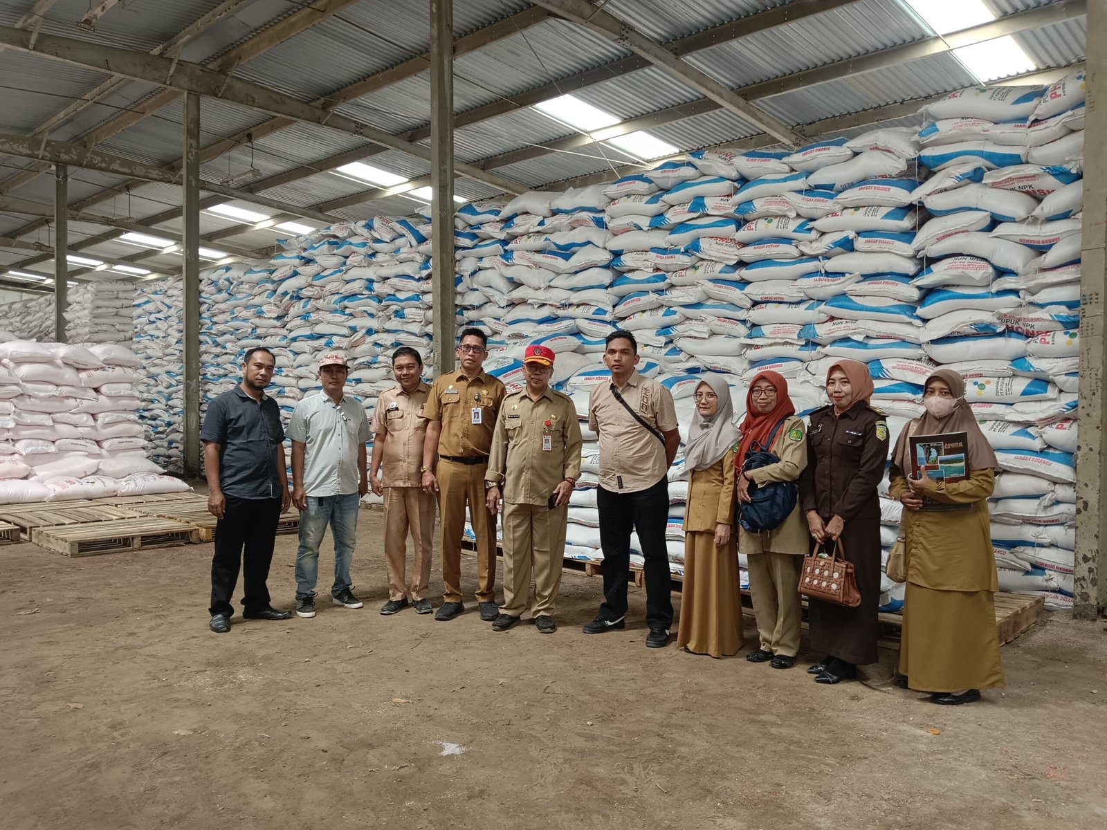 Tim Komisi Pengawasan Pupuk dan Pestisida (KP3) Kabupaten Sumenep, Madura, Jawa Timur Memastikan Stok Pupuk Bersubsidi dengan Melakukan Monitoring dan Evaluasi (Monev) ke Distributor Hingga Gudang Penyangga